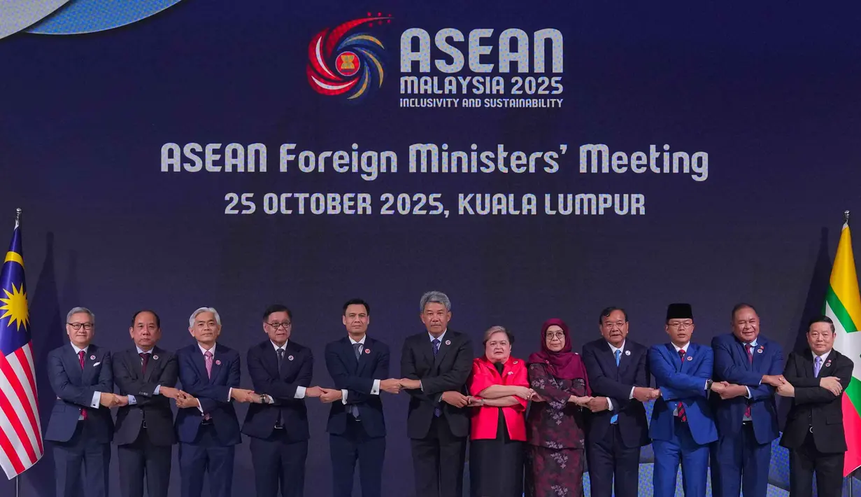 KTT ke-47 juga akan menandai berakhirnya keketuaan Malaysia di ASEAN. Pada acara penutupan, Perdana Menteri Malaysia akan menyerahkan tongkat estafet keketuaan kepada Filipina, yang akan menjadi tuan rumah KTT ASEAN berikutnya pada 2026. (AP Photo/Rafiq Maqbool)