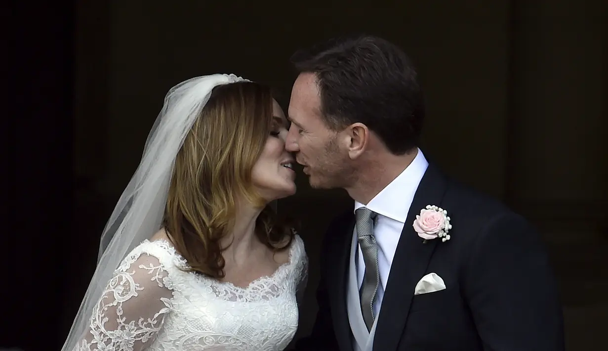 Geri Halliwell 'eks Spice Girls' mencium Christian Horner, usai resmi menikah di Berdfordshire, Inggris, Jumat (15/5/2015). Geri mulai menjalin hubungan dengan Christian pada Januari 2014. (REUTERS/Toby Melville)