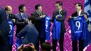 Presiden Joko Widodo (kedua kanan) bersama kepala negara dan kepala pemerintahan negara-negara ASEAN menunjukkan jersey bertuliskan namanya masing-masing usai menyaksikan penandatanganan Nota Kesepahaman antara FIFA dan ASEAN di Bangkok, Thailand, Sabtu (2/11/2019). (Liputan6.com/Biro Pers Setpres)