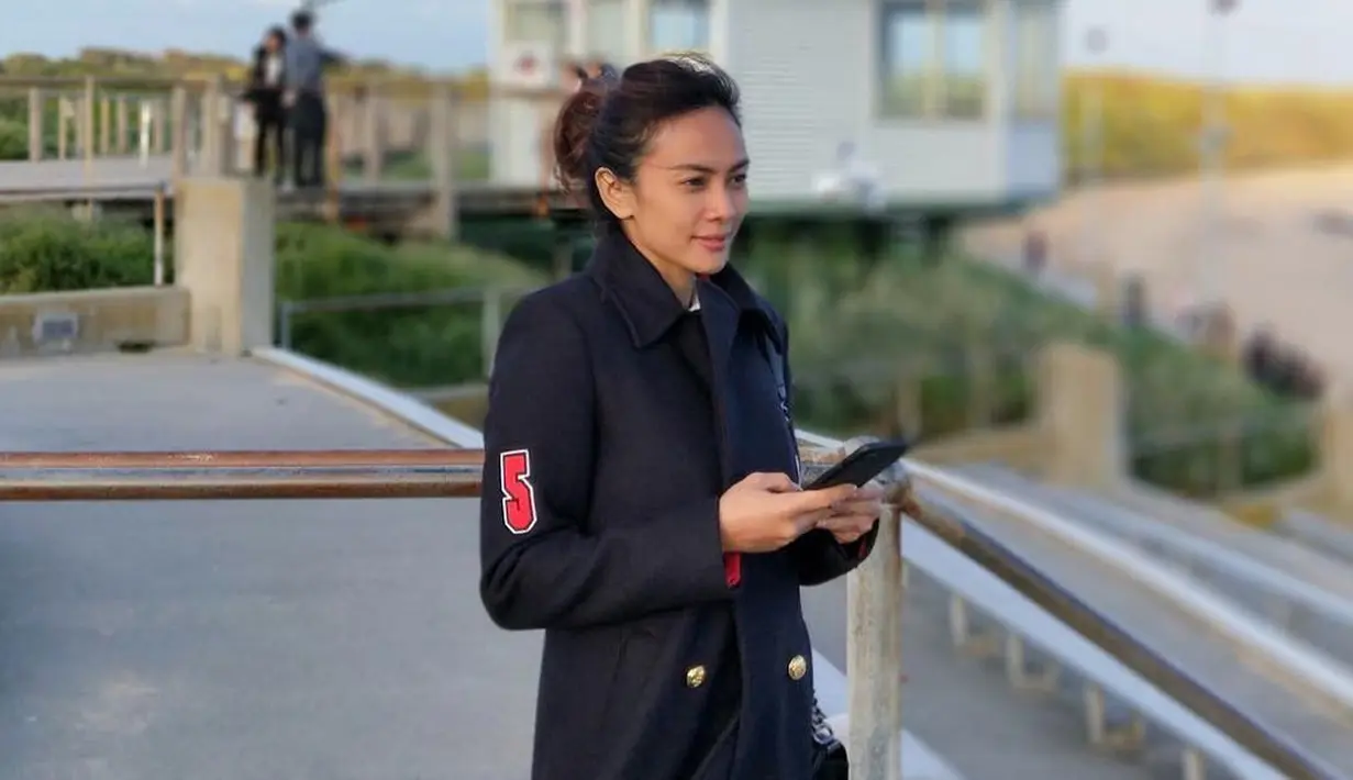 Dan kali ini, Masayu tampil dengan baju hangatnya yang berwarna hitam. Tanpa memakai makeup yang berlebih, gaya liburan Masayu tetap kece dan memesona. (Instagram/masayuanastasia)