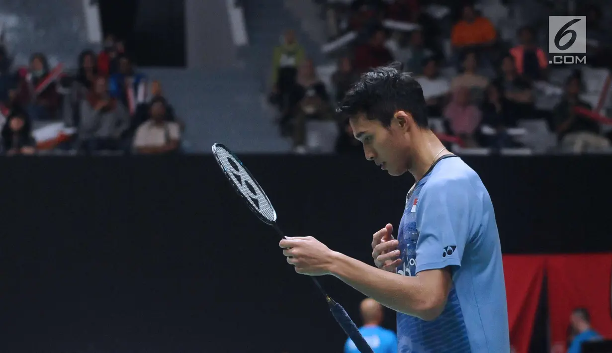 Pebulutangkis tunggal putera Indonesia, Jonatan Christie usai melawan Son Wan Ho (Korea) pada babak pertama turnamen Indonesia Masters 2018 di Istora Senayan, Jakarta, Rabu (24/1). Jonatan kalah 15-21, 10-21. (Liputan6.com/Helmi Fithriansyah)