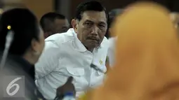 Menko Polhukam Luhut B Pandjaitan terlihat serius saat mengikuti Raker dengan Komite I DPD RI, di Jakarta, Selasa (9/2). Raker membahas tentang otonomi khusus (otsus) Papua dan Papua Barat. (Liputan6.com/Johan Tallo)