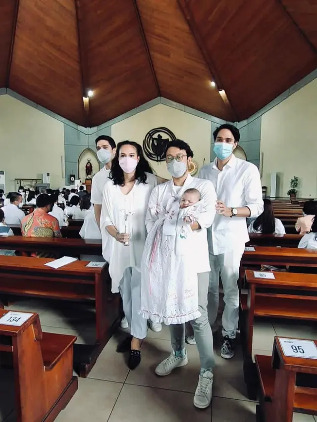 8 Momen Nadine Chandrawinata dan Dimas Anggara saat Baptis Anak, Pakai Dres Lawas