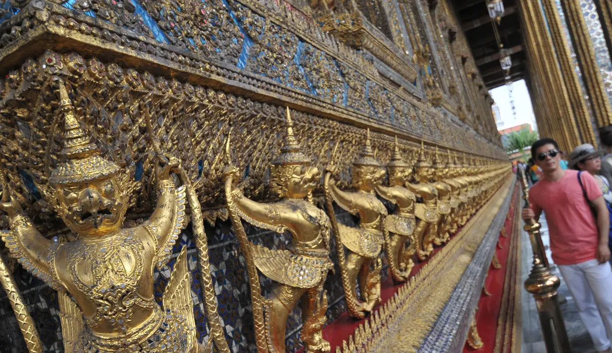 Seorang wisatawan tampak berpose di dekat bangunan unik Grand Palace. Grand Palace merupakan istana dari Ratu Thailand. Foto diambil pada 13 Agustus 2015. (Liputan6.com/Herman Zakharia)