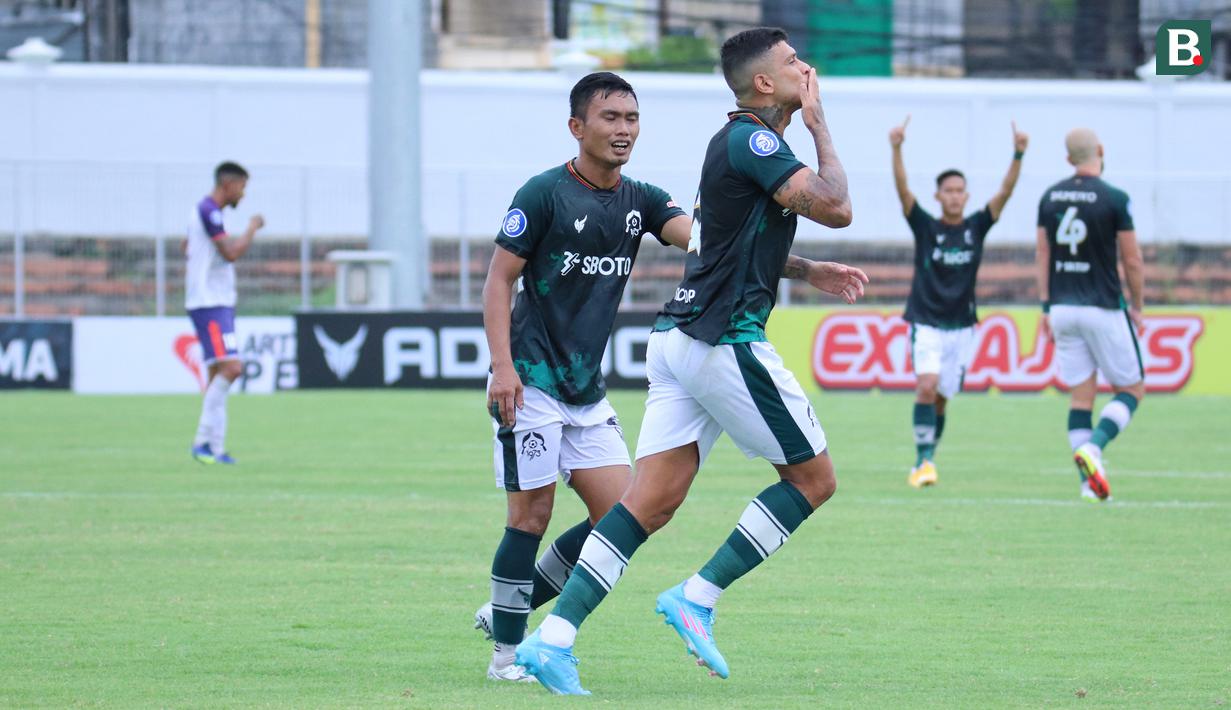 Persita Tangerang yang lebih menguasai jalannya babak pertama akhirnya justru kecolongan di menit ke-44. Ciro Alves membuat Persikabo 1973 unggul 1-0 lewat golnya usai memanfaatkan umpan Firza Andika. (Bola.com/Nandang Permana)