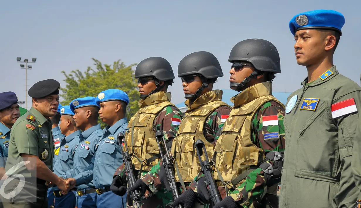 Panglima TNI Jenderal Gatot Nurmantyo bersalaman dengan prajurit di Dermaga Mako Kolinlamil, Jakarta, Kamis (27/8/2015). Sebanyak 107 prajurit akan mengunakan KRI Bung Tomo-357 ke Lebanon untuk menjalankan misi perdamaian. (Liputan6.com/Faizal Fanani)