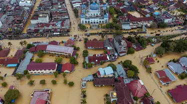 Foto udara ini memperlihatkan kawasan yang terendam banjir akibat hujan lebat selama sepekan terakhir dan jebolnya tanggul sungai di Lhoksukon, Aceh Utara pada 6 Oktober 2022. (AFP/Zikri Maulana)