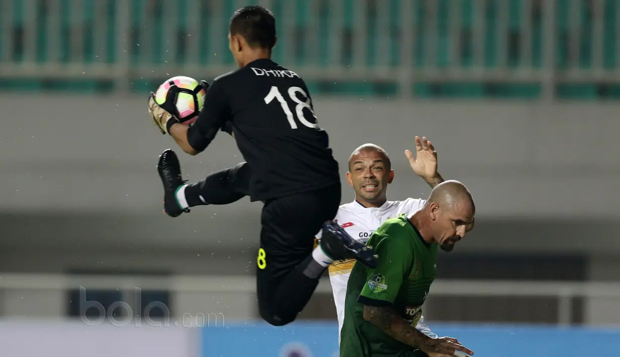 Aksi kiper PS TNI, Dhika Bhayangkara mengamankan bola dari kejaran pemain Persela Lamongan, Ivan Carlos (tengah)  pada Liga 1 2017 di Stadion Pakansari, Bogor, Sabtu (27/5/2017). (Bola.com/Nicklas Hanoatubun)