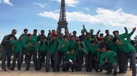 Timnas Indonesia U-19 mengunjungi Menara Eiffel begitu tiba di Paris, Prancis, Sabtu (27/5/2017). (PSSI)