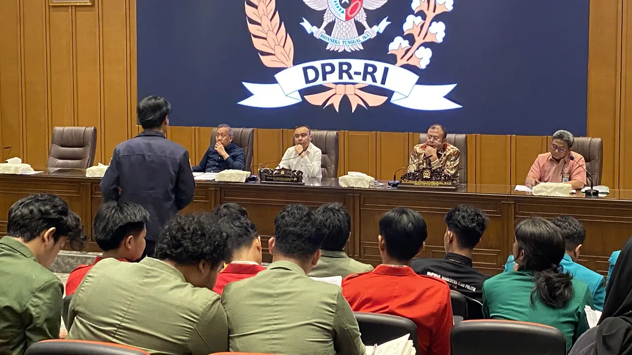 Wakil Ketua DPR RI Sufmi Dasco Ahmad menyampaikan permintaan maaf kepada mahasiswa atas  kesalahan para anggota dan pimpinan DPR RI sebagai wakil rakyat. (Liputan6/Delvira Hutabarat)