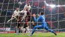 Bek RB Leipzig, Josko Gvardiol (tengah) berhasil menjebol gawang Manchester City dalam pertandingan leg pertama babak 16 besar Liga Champions 2022/2023 antara RB Leipzig melawan Manchester City yang berlangsung di Red Bull Arena, Kamis (23/2/2023). (AFP/Odd Andersen)
