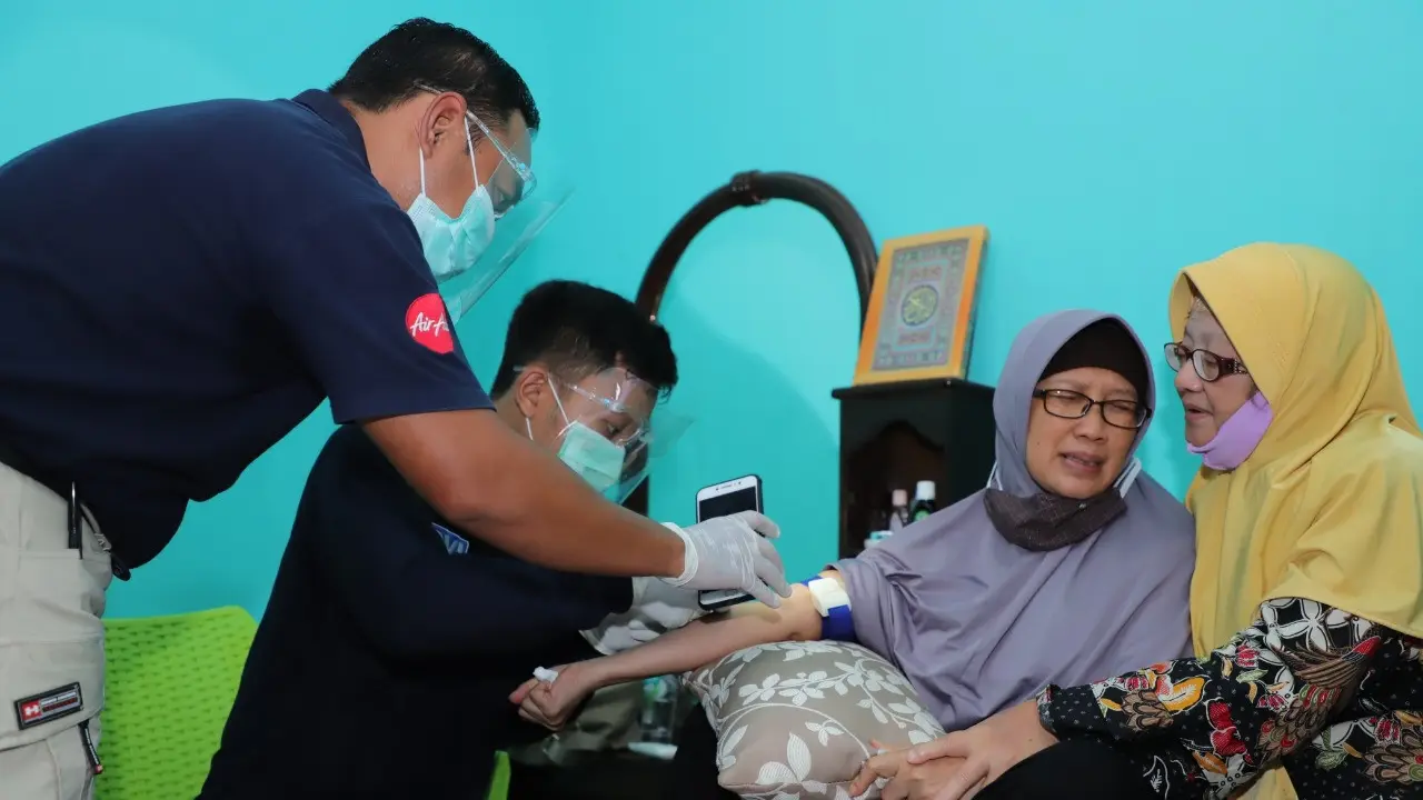 Tim DVI Polda Jatim mengambil sampel DNA keluarga korban Sriwijaya Air di Kediri. (Dian Kurniawan/Liputan6.com).