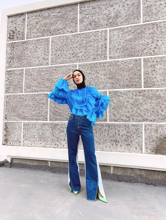 Tampil vibrant, padukan ruffle blouse top warna biru dengan celana jeans cutbray.  @tantrinamirah.