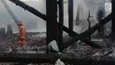 Petugas damkar melihat sisa puing kebakaran yang melanda kompleks Kelenteng Tay Kak Sie di Gang Lombok, Semarang, Kamis (21/3). Bangunan yang terbakar merupakan rumah abu yang berada satu kompleks dengan bangunan utama kelenteng. (Liputan6.com/Gholib)