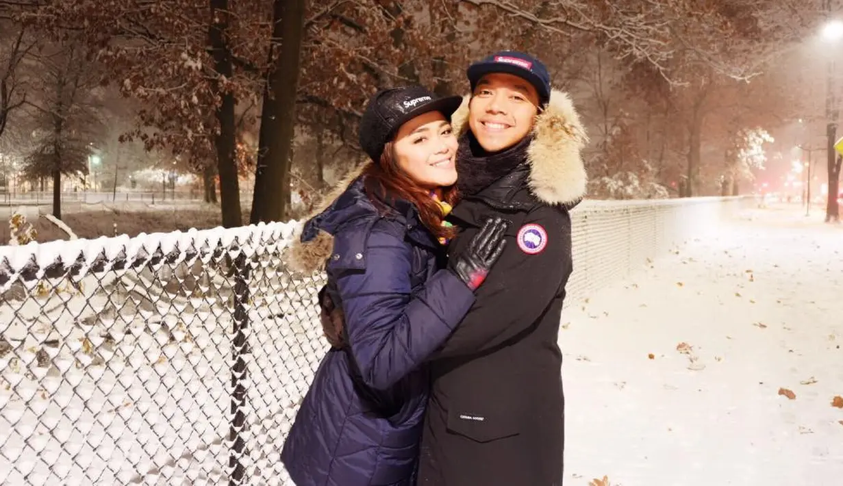 Sebelum resmi menikah pada Agustus 2017, Sheza Idris dan Surya sempat menjalin LDR. Lantaran Surya menempuh pendidikan di Boston. (foto: instagram.com/shezaidris)