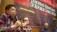 Pengamat Komunikasi Effendi Gazali b saat menjadi pembicara dalam diskusi 'Demokrasi Kebangsaan di Republik Sosial Media' di Jakarta, Kamis (23/3). (Liputan6.com/Faizal Fanani)