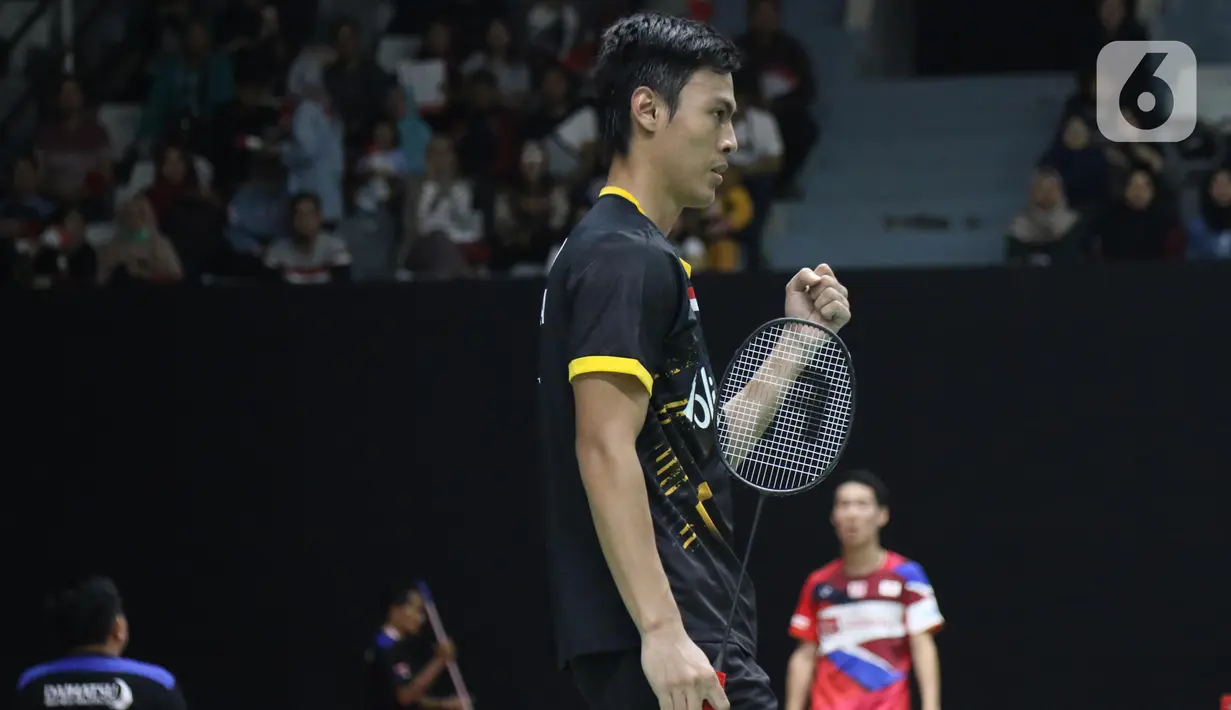 Pebulutangkis Indonesia, Shesar Hiren Rhustavito saat melawan Kidambi Srikanth (India) pada babak pertama tunggal putera Indonesia Masters 2020 di Istora GBK, Jakarta, Rabu (15/1/2020). Shesar Hiren Rhustavito unggul 18-21 21-12 21-14. (Liputan6.com/Helmi Fithriansyah)