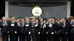 Presiden Korea Selatan Moon Jae-in memberi penghormatan saat mengikuti upacara Memorial Day di pemakaman nasional di Seoul, Korea Selatan (6/6). Dalam hari peringatan ini sebuah sirene berdering di seantero negeri Korsel. (AP Photo/Ahn Young-joon)