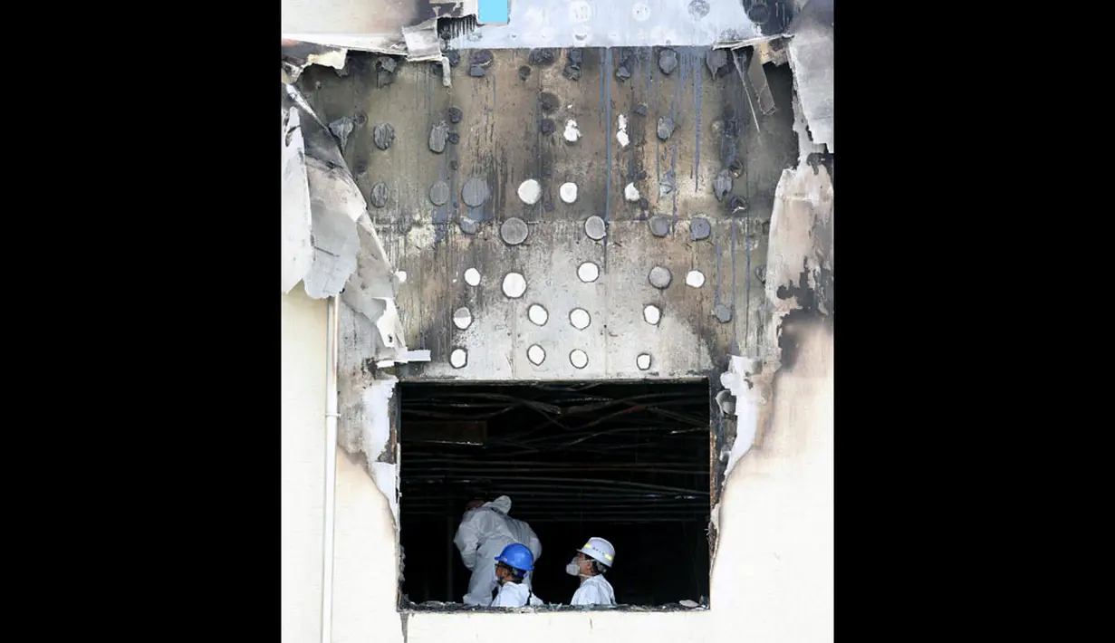 Beberapa petugas kepolisian setempat terlihat memeriksa bagian rumah sakit yang terbakar pada Rabu dini hari 28 Mei 2014 di Jangseong, Korea Selatan. (REUTERS/Hyung Min-woo/Yonhap) 