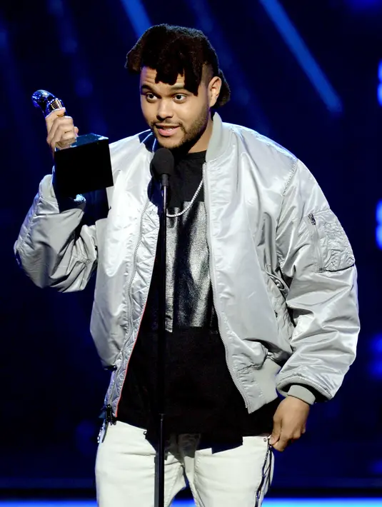The Weeknd tak lupa memberikan terimakasih kepada para fans, keluarga dan kekasihnya Bella Hadid yang sudah mendukung karyanya. (AFP/Bintang.com) 