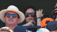 Victoria Beckham menyaksikan pertandingan Alexander Zverev melawan John Isner pada final Miami Open di Crandon Park Tennis Center, Minggu (1/4/2018). (AFP/Clive Brunskill)