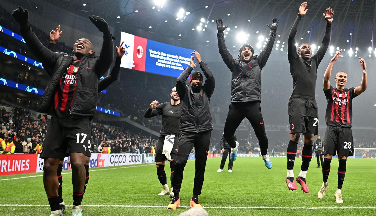Pemain AC Milan merayakan kemenangan setelah laga leg kedua 16 besar Liga Champions 2022/2023 yang berlangsung di Tottenham Hotspur Stadium, London, Kamis (09/03/2023) WIB. Rossoneri berhasil melaju ke babak perempat final setelah unggul dengan agregat 1-0. (AFP/Justin Tallis)