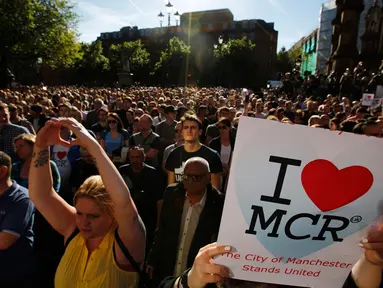 Ribuan orang memadati Albert Square di pusat kota Manchester, Inggris, Selasa (23/5). Mereka menunjukkan solidaritas dengan doa bersama untuk korban bom di konser Ariana grande yang menewaskan 22 orang dan melukai 119 lainnya. (AP Photo/Emilio Morenatti)