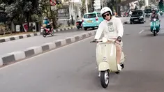 Irwansyah menjadi salah satu artis yang mengoleksi kendaraan vespa. Dalam unggahan Instagram, pria 37 tahun ini memamerkan aksinya saat mengendarai vespa keliling jalanan kota. Meski jarang tersorot, nampaknya touring dengan vespa menjadi hobi yang tak pernah ia lewatkan. (Liputan6.com/IG/@irwansyah_15)