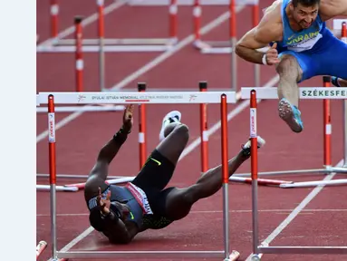 Pelari Jamaika, Omar Mcleod, terjatuh saat final lari gawang 110 m GP Atletik Hungaria (Gyulai Istvan Memorial) di Szekesfehervar, Hungaria, (18/7/2016). (AFP/Attila Kisbenedek)