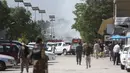 Pasukan keamanan memeriksa lokasi serangan bunuh diri di Kabul pada minggu pertama Ramadan, Afghanistan, Rabu (31/5). Sebuah ledakan besar mengguncang kawasan kedutaan di ibukota Kabul pada hari Rabu pagi. (AP Photos / Massoud Hossaini)