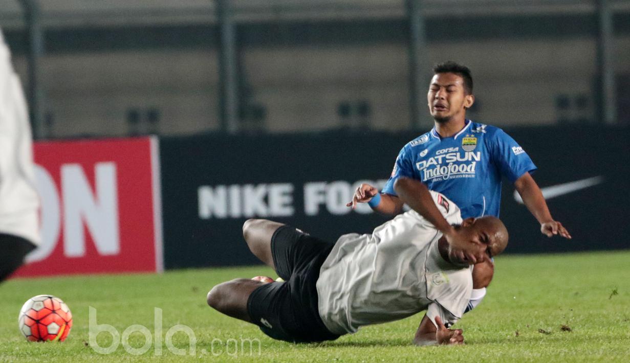 Persib Bandung menurunkan pemain muda seperti Zola dan Febri Haryadi saat mengalahkan Persela Lamongan 2-0 pada laga Grup 3 Piala Presiden 2017 di Stadion Si Jalak Harupat, Soreang, Kabupaten Bandung, Jumat (17/2/2017).  (Bola.com/Nicklas Hanoatubun)