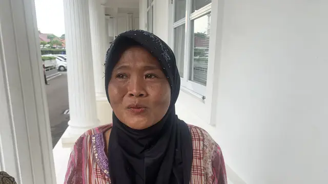 Santi (49) di Istana Wapres, Selasa (12/11/2024) (Liputan6.com/Delvira Hutabarat)
