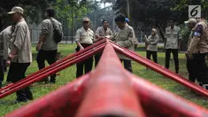 Anggota Taruna Siaga Bencana (Tagana) Kota Tangerang Selatan menyusun kerangka besi di Situ Gintung, Ciputat, Kamis (12/7). Kegiatan tersebut merupakan latihan membuat Shelter (pengungsian). (Merdeka.com/Arie Basuki)