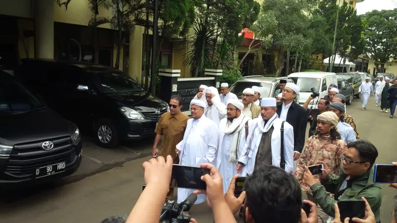 Rizieq Shihab datang ke Markas Polda Jawa Barat, Kota Bandung