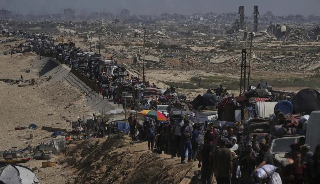 Pengungsi Palestina yang terpaksa mengungsi meninggalkan bagian utara Gaza melalui jalan pesisir menuju selatan, Selasa 16 September 2025. (AP Photo/Abdel Kareem Hana)