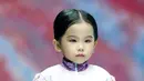 Model cilik menampilkan kreasi busana dalam sebuah peragaan busana di Hangzhou, China (24/8/2020). Peragaan busana tersebut diadakan sebagai bagian dari ajang China International Kids Fashion Week yang sedang berlangsung saat ini, menampilkan tren mode untuk pakaian anak-anak. (Xinhua/Chen Jianli)