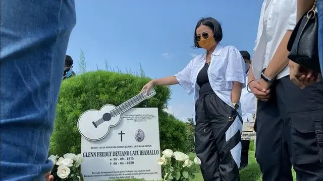 6 Momen Mutia Ayu Ziarah ke Makam Glenn Fredly, Kenang Satu Tahun Meninggalnya