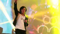 Malam itu, Ari Lasso berhasil membuat suasana Istora Senayan begitu hangat. Para penonton pun tak putus-putus  ikut bernyanyi bersama Ari Lasso. (Deki Prayoga/Bintang.com) 
