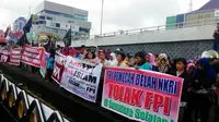 Ratusan massa ormas di Palembang menuntut polisi untuk membubuarkan Front Pembela Islam (FPI) (Liputan6.com/Nefri Inge)