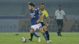 Marc Klok lagi-lagi mengancam gawang Pangeran Antasari di menit ke-33. Marc Klok mengirim umpan lambung ke arah Bashim Rashid yang menusuk ke kotak penalti. Bola memang masuk gawang, namun wasit menganulirnya karena off-side. (Foto: Bola.com/M Iqbal Ichsan)