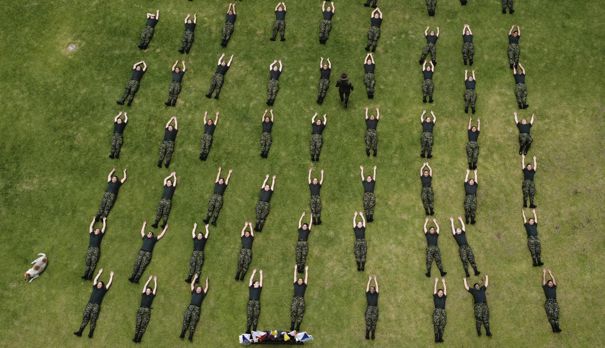 <p>Foto udara memperlihatkan rekrutan sukarela perempuan menghadiri program pelatihan tiga bulan di pangkalan militer di Bogota, Kolombia, Senin, 6 Maret 2023. Setelah larangan 25 tahun, tentara Kolombia sekali lagi mengizinkan wanita untuk bergabung dengan barisannya melalui dinas militer sukarela, yang merupakan persyaratan bagi pria. (AP Photo/Fernando Vergara)</p>