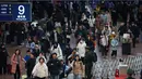 Sementara, 540 juta perjalanan penumpang akan dilayani oleh jaringan perkeretaapian, dan sektor penerbangan sipil mencatat sekitar 95 juta perjalanan. Tampak dalam foto, para penumpang memadati aula stasiun kereta api saat mereka pulang kampung selama liburan Tahun Baru Imlek di Beijing, China, Selasa 10 Februari 2026. (AP Photo/Vincent Thian)