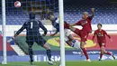 Pemain Everton Dominic Calvert-Lewin (tengah) berusaha mencetak gol ke gawang Liverpool pada lanjutan Liga Primer Inggris di Goodison Park, Liverpool, Inggris, Minggu (21/6/2020). Pertandingan berakhir dengan skor 0-0. (AP Photo/Jon Super, Pool)