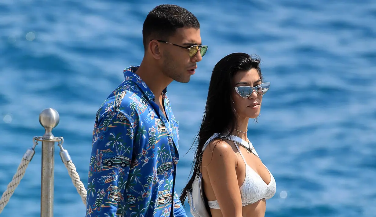 Bukan karena Kourtney sering memamerkan keseksian di Instagram, ternyata keduanya putus karena skandal perselingkuhan. (WMagazine)