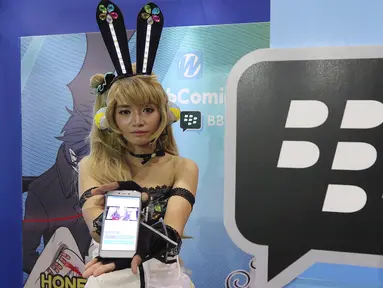 Cosplay wanita menunjukkan konten Webcomics for BBM di booth BBM pada acara Popcon Asia 2017, di JCC Jakarta, Sabtu (05/8). Untuk memperkaya konten Webcomics, BBM bekerjasama dengan konten kreator lokal dan luar negeri. (Liputan6.com/Fery Pradolo)