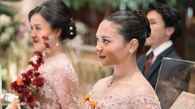 6 Potret Penampilan Amel Carla di Pernikahan Kakak, Tampil Anggun