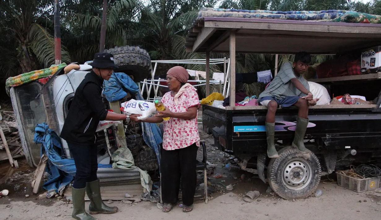 Penyaluran bantuan ini menegaskan komitmen BRI untuk selalu hadir dan aktif menyalurkan bantuan bagi masyarakat terdampak bencana di berbagai daerah di Indonesia. Foto: BRI