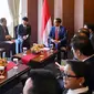 Presiden Jokowi menerima pimpinan perusahaan dari Korea Selatan disela kunjungan kenegaraan, di Hotel Lotte Seoul, Senin (10/9). Mereka adalah CEO Posco Oh-Joon Kwon, dan Vice Chairman Hyundai Group Chung Ei-sun. (Liputan6.com/HO/Biro Pers Setpres)