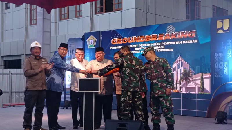 Peletakan batu pertama pembangunan gedung baru kantor Gubernur Sulawesi Tenggara digelar saat masih subuh, Jumat (2/9/2022) sekitar pukul 05.00 Wita.(Liputan6.com/Ahmad Akbar Fua)