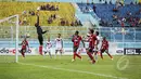 Penjaga gawang Mitra Kukar berusaha menghalau bola saat laga melawan Persipura Jayapura di SCM Cup 2015, Stadion Kanjuruhan Malang, Selasa (20/1/2015). (Liputan6.com/Faizal Fanani)